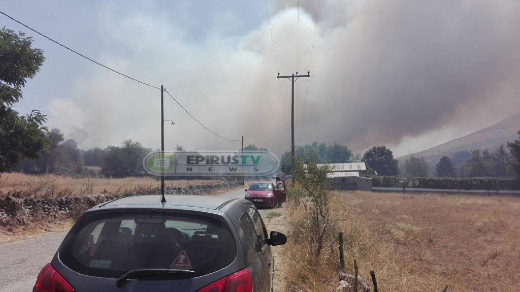 Πυρκαγιά καίει δασική έκταση κοντά στο Ασβεστοχώρι Ιωαννίνων – Πλησιάζει απειλητικά προς το χωριό (εικόνες, βίντεο)